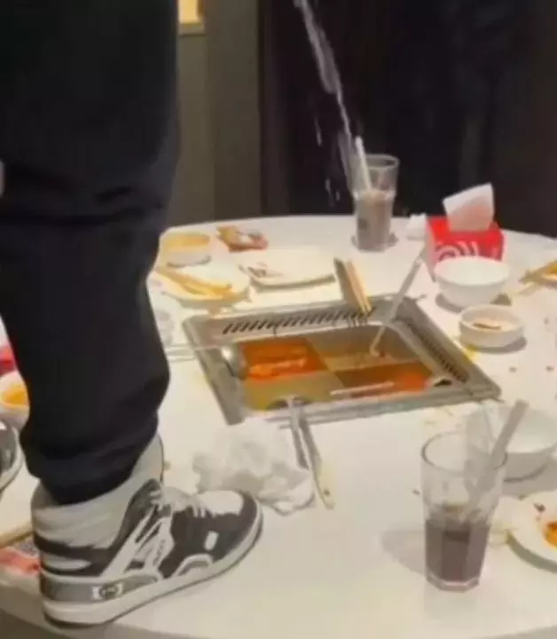 Yemek kazanına işeyen gençlere 12 milyon TL'den fazla para cezası kesildi
